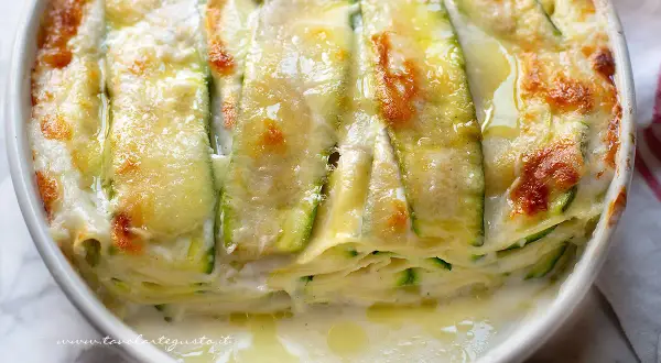 Lasagne di zucchine dorate e filanti, un piatto leggero e gustoso, pronto per essere gustato.