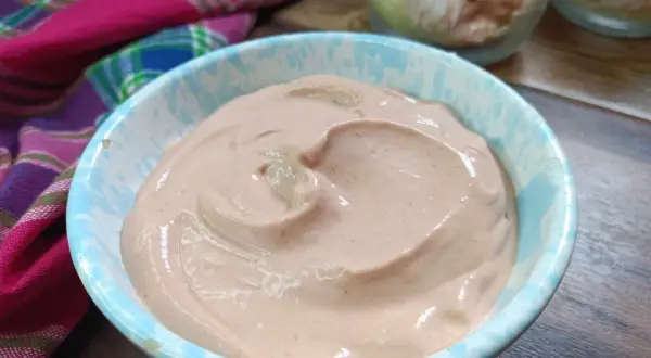 Una ciotola di cremosa salsa rosa, perfetta per accompagnare gamberetti. La ricetta è semplice e veloce da preparare.