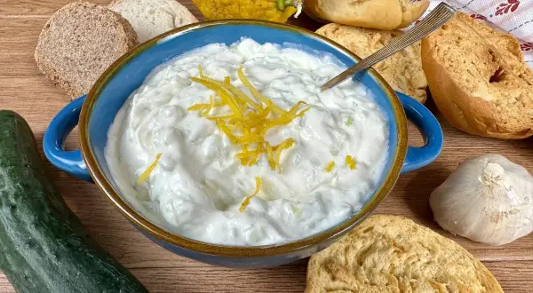 Salsa tzatziki ricetta: cremosa salsa greca con cetriolo, aglio e limone, servita con pane.