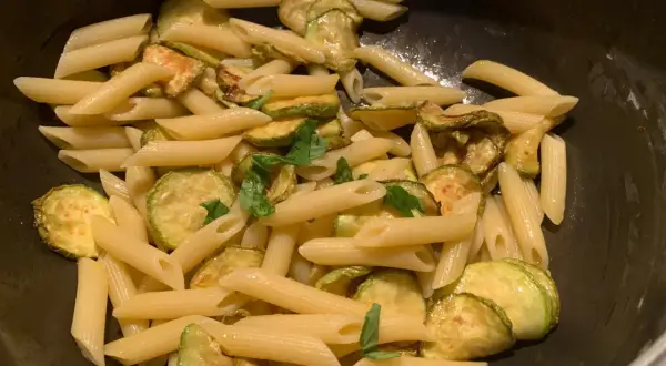 Penne con zucchine saltate e basilico fresco, un piatto semplice e gustoso che ricorda la pasta e zucchine alla siciliana.