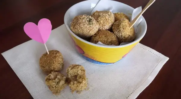 Deliziose polpette di ceci, croccanti fuori e morbide dentro, servite in una ciotola colorata con un cuore rosa.
