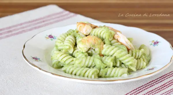 Fusilli con gamberi e una deliziosa crema di zucchine per pasta, un piatto fresco e saporito.