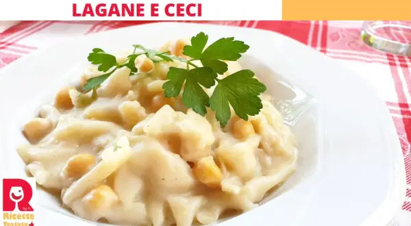 Lagane e ceci cremose, un piatto tradizionale italiano, guarnito con prezzemolo fresco.