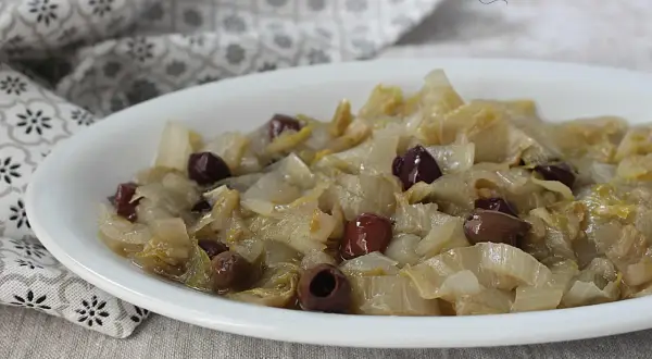 Indivia belga saltata in padella con olive nere, un piatto semplice e gustoso.
