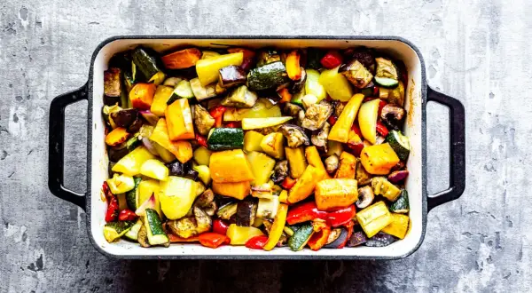 Caponata ricetta semplice: verdure miste al forno, colorate e saporite, pronte per essere gustate.