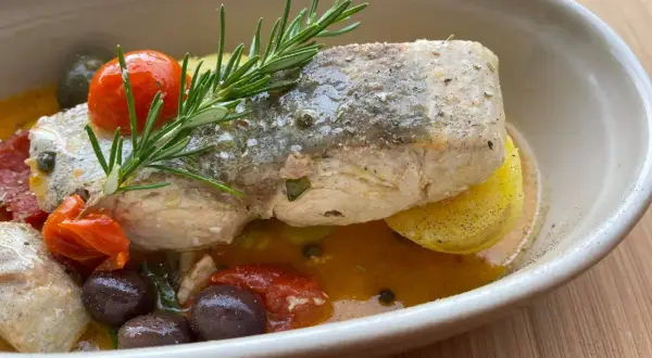 Ricciola in umido con pomodorini, olive e patate. Un'idea per le tue ricette di pesce.