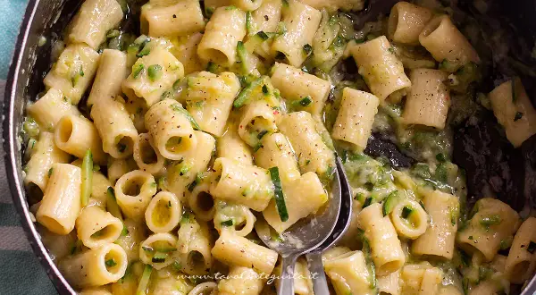 Pasta con zucchine, un sapore che ricorda la pasta con zucchine ricetta della nonna, cremosa e gustosa.