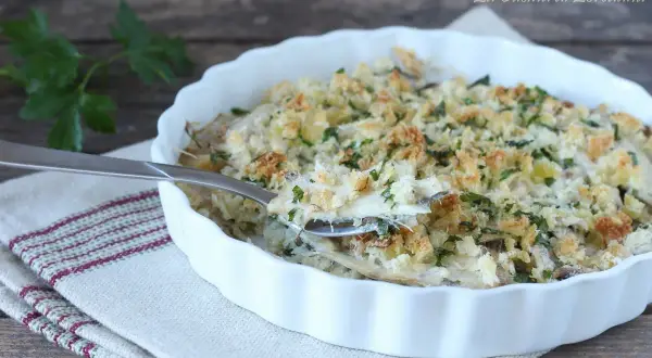Un invitante tortino di alici gratinato, con croccante pangrattato e prezzemolo fresco, pronto per essere gustato.