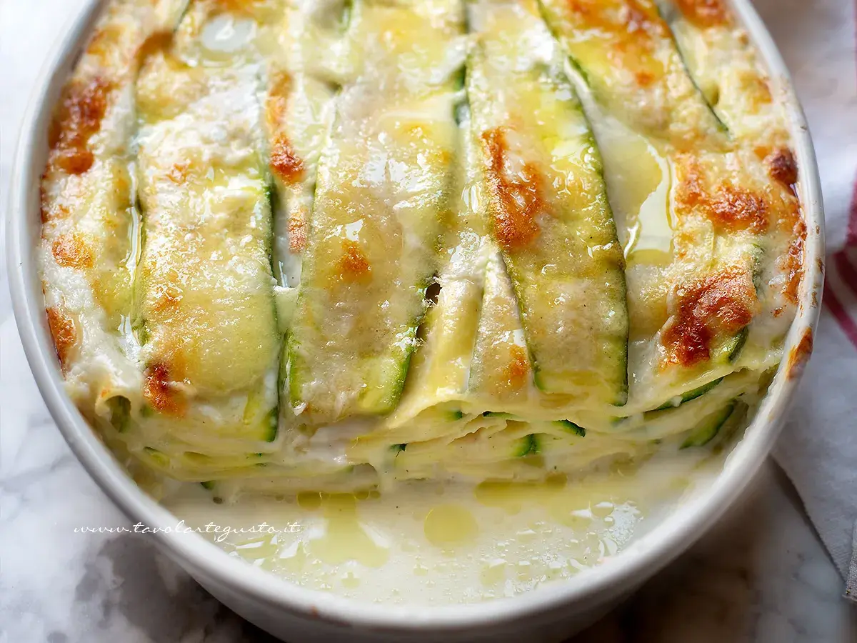 Lasagne di zucchine dorate e filanti, un piatto leggero e gustoso, pronto per essere gustato.