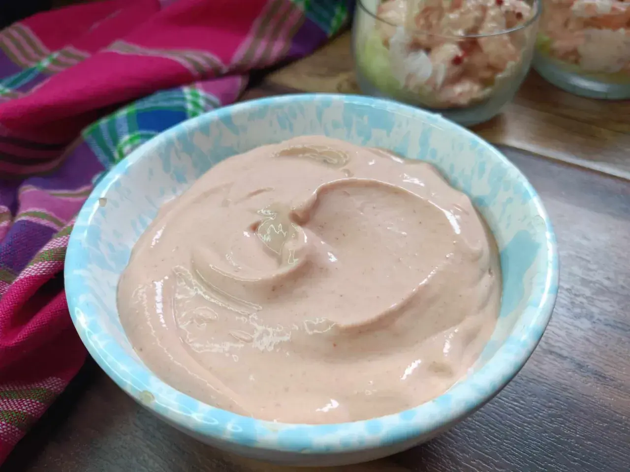 Una ciotola di cremosa salsa rosa, perfetta per accompagnare gamberetti. La ricetta è semplice e veloce da preparare.
