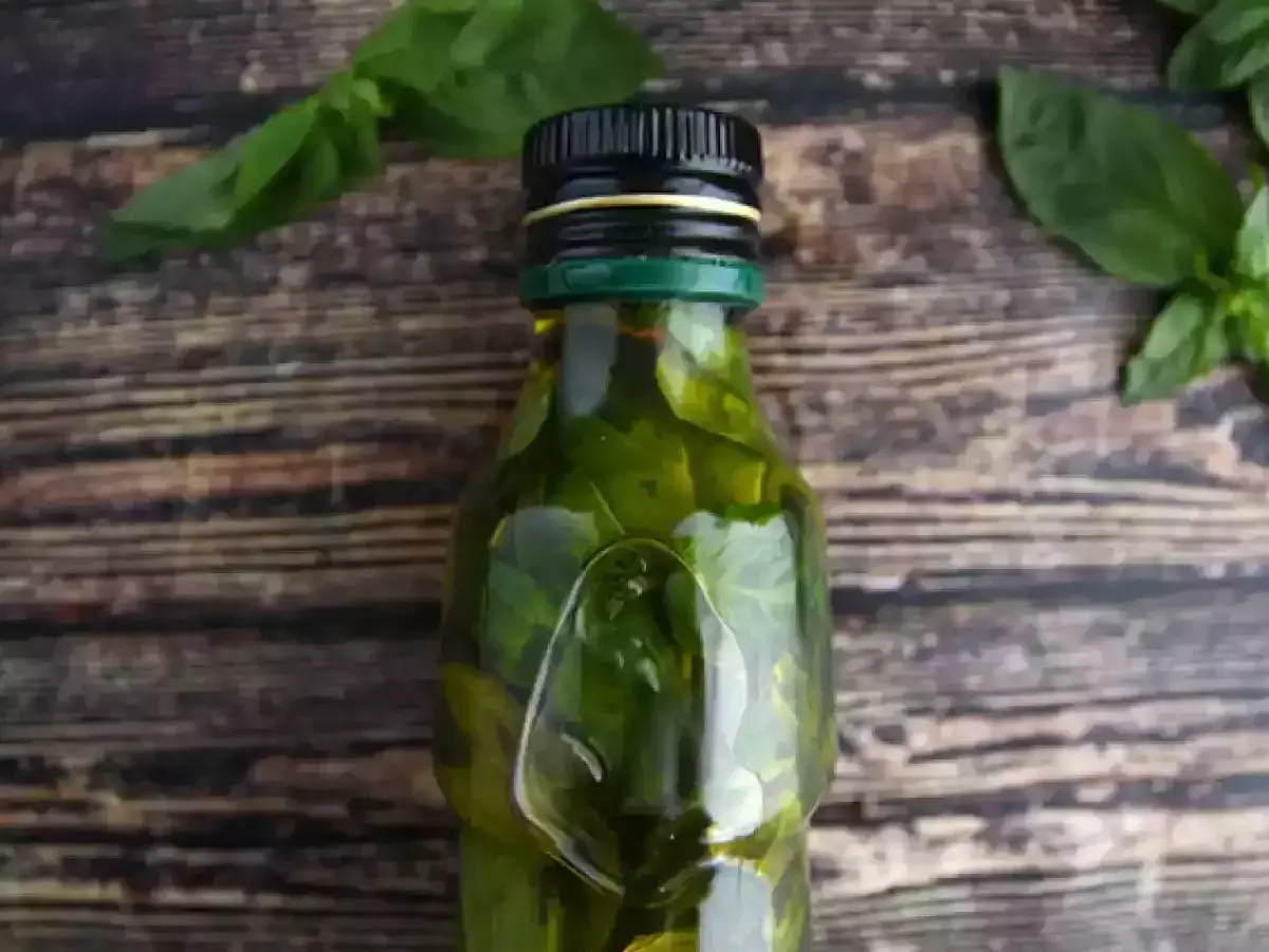 Olio al basilico fatto in casa da Benedetta, profumato e verde brillante, pronto per insaporire i tuoi piatti.