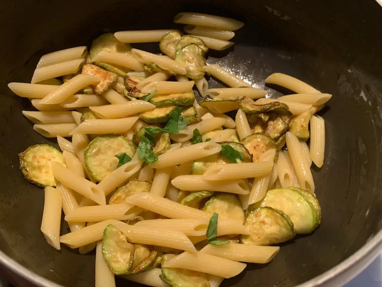 Penne con zucchine saltate e basilico fresco, un piatto semplice e gustoso che ricorda la pasta e zucchine alla siciliana.