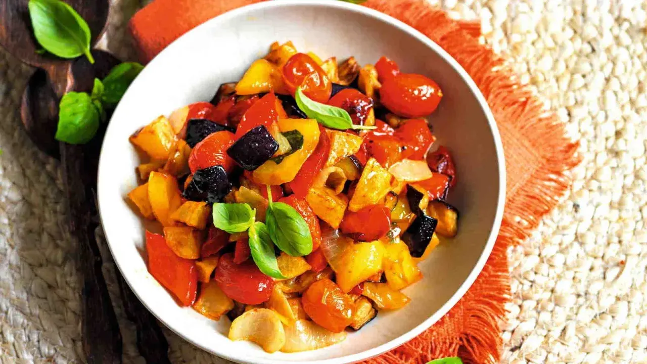 Ciambotta cilentana, un contorno colorato di verdure miste saltate, con pomodorini, peperoni, melanzane e basilico fresco.