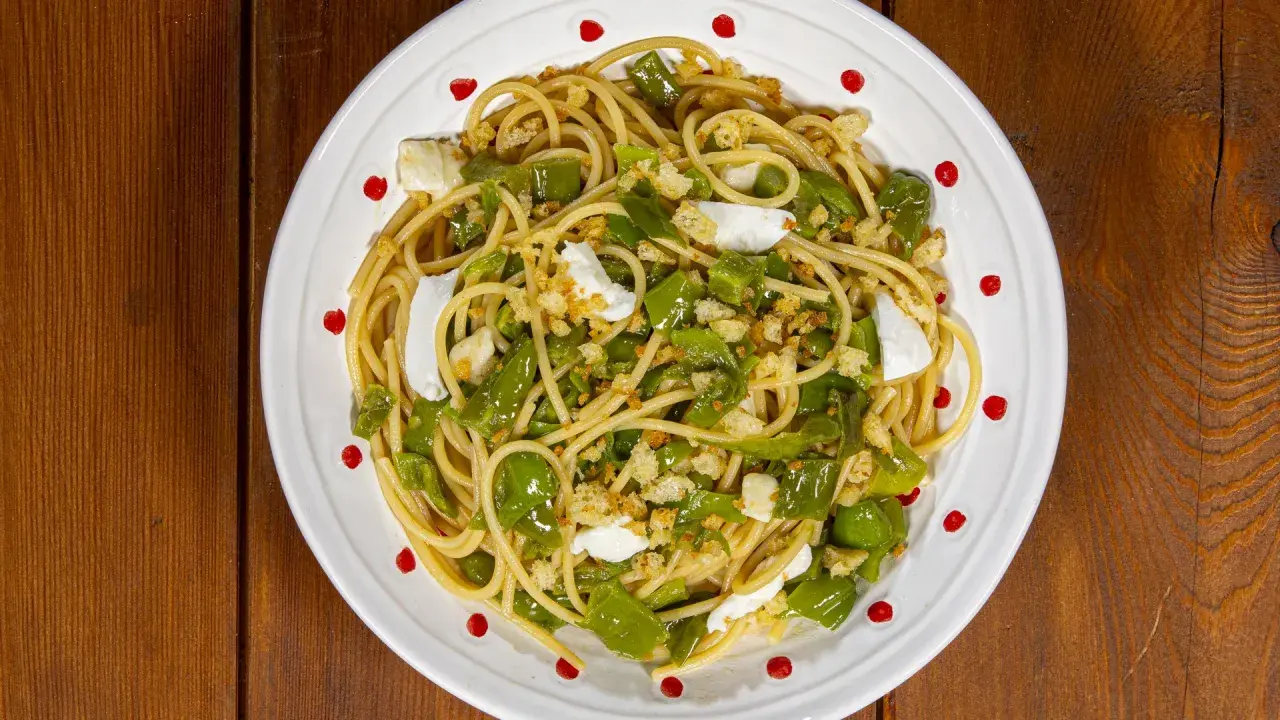 Spaghetti con friggitelli, mozzarella e pangrattato croccante. Un piatto semplice e gustoso, perfetto per un pranzo veloce.