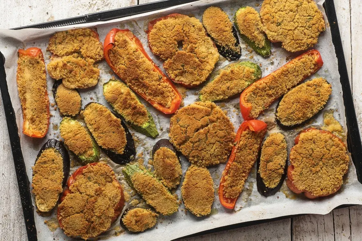 Verdure grigliate al forno, un tripudio di sapori: peperoni, melanzane e zucchine dorate e croccanti.