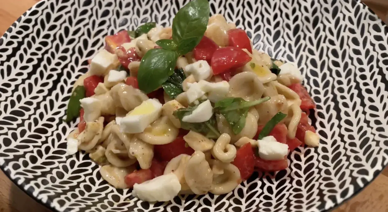 Orecchiette con pomodorini freschi, mozzarella, basilico e un filo d'olio. Un piatto estivo perfetto: pasta alla crudaiola.