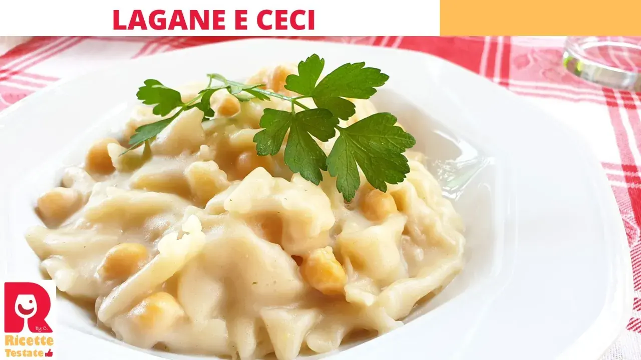 Lagane e ceci cremose, un piatto tradizionale italiano, guarnito con prezzemolo fresco.