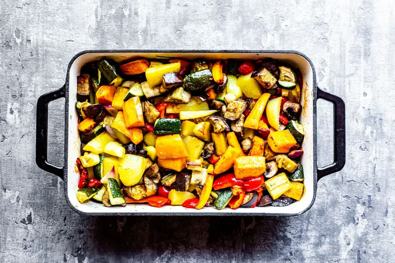 Caponata ricetta semplice: verdure miste al forno, colorate e saporite, pronte per essere gustate.