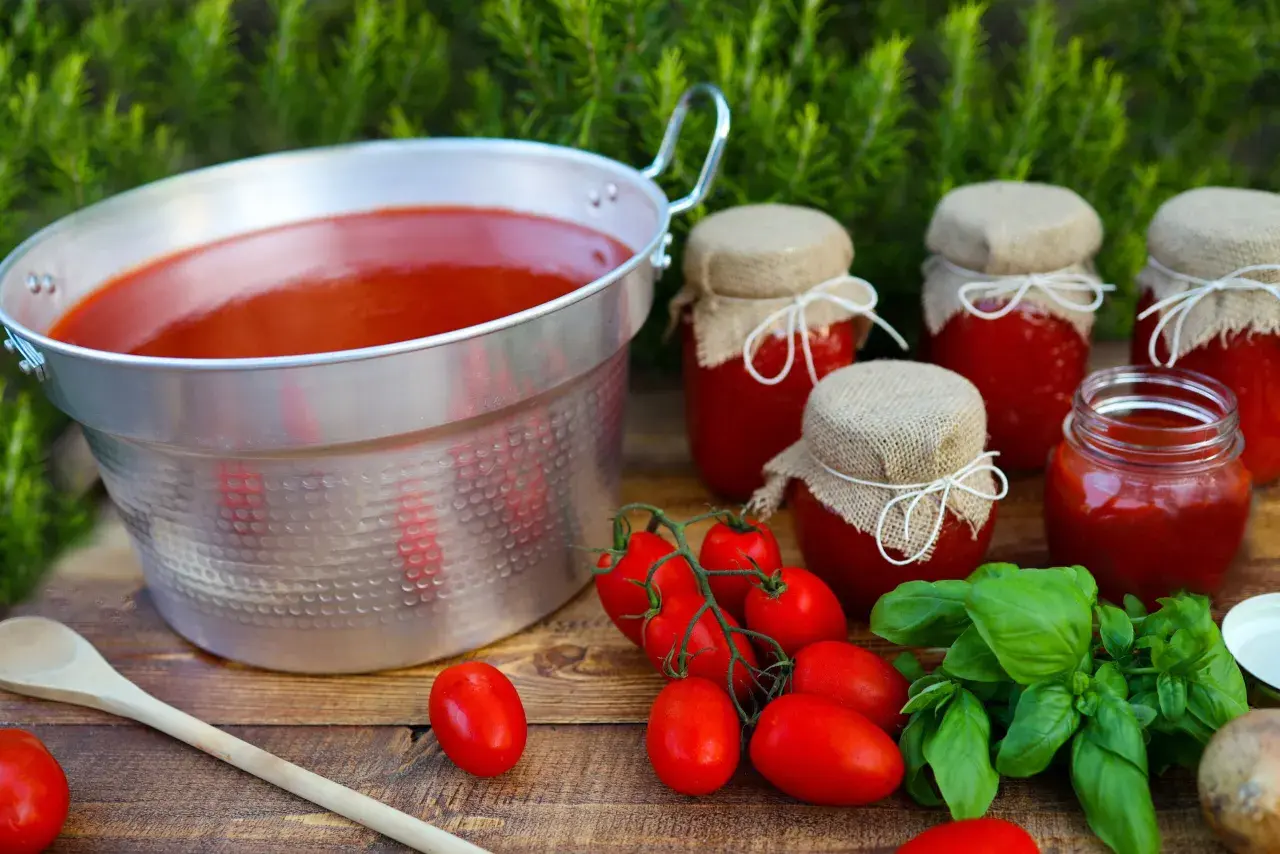 Salsa di pomodoro fatta in casa da conservare, con pomodori freschi e basilico. Un tesoro rosso in barattoli pronti per l'inverno.