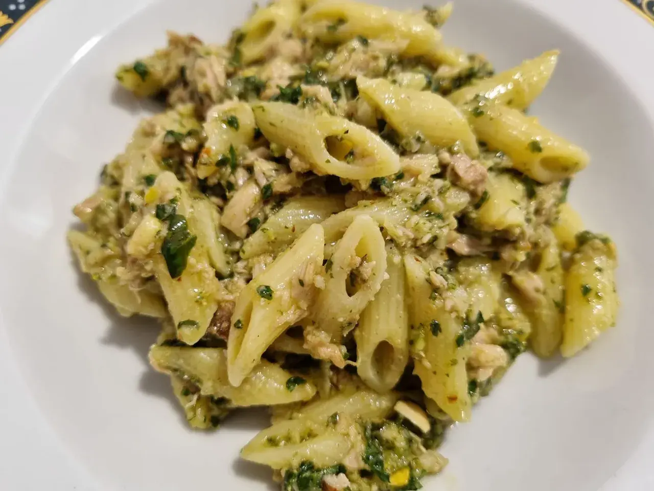 Penne con tonno e pesto, un'idea perfetta per una pasta estiva veloce e gustosa.