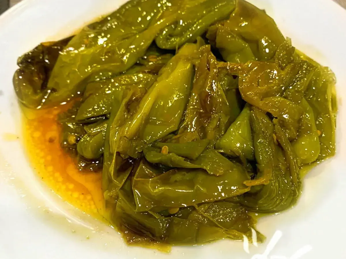 Friggitelli in padella alla napoletana, teneri e succosi, cotti in olio d'oliva e profumati.