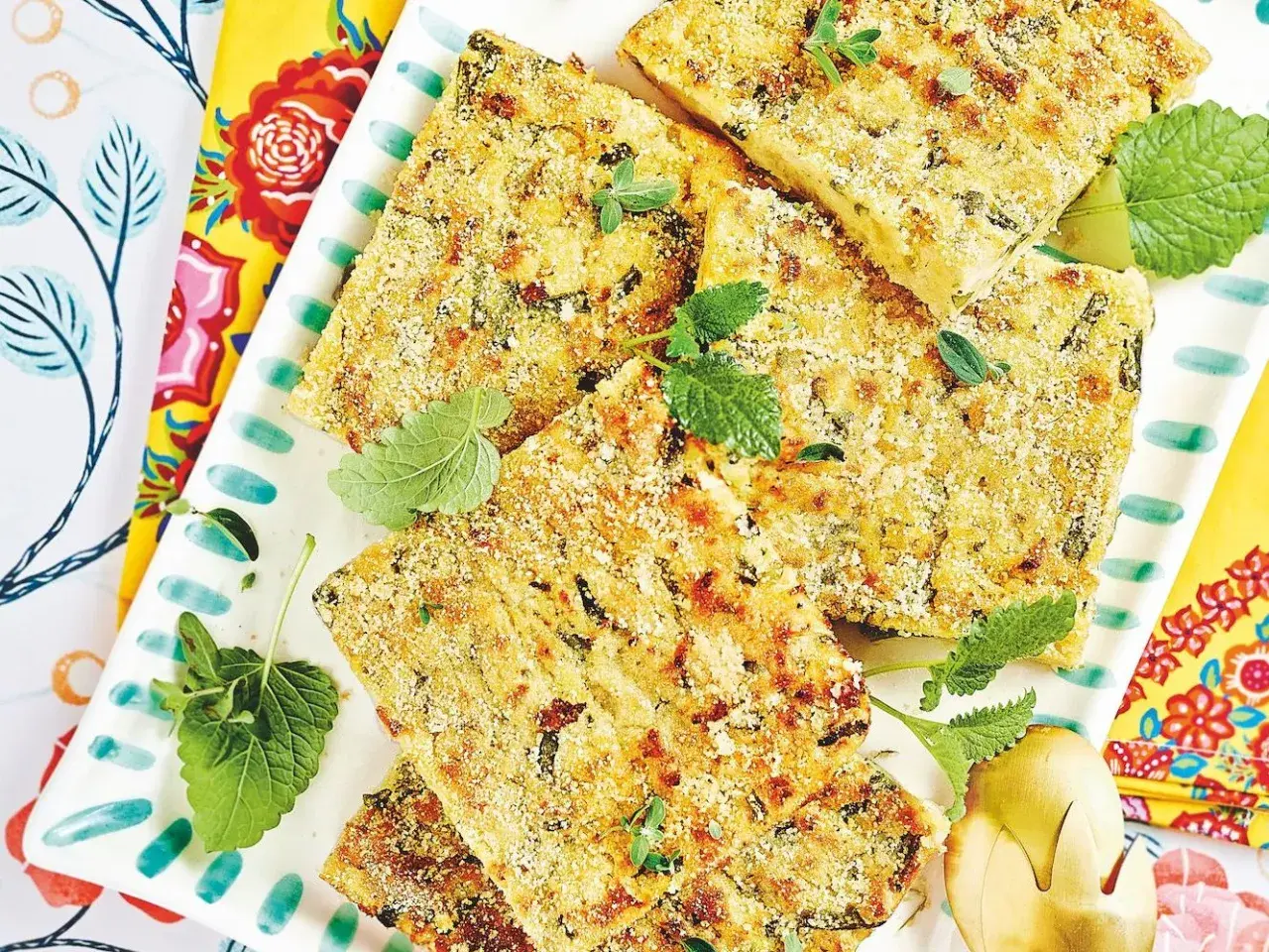 Fette dorate di polpette vegetariane, croccanti fuori e morbide dentro, guarnite con erbe fresche su un piatto decorato.