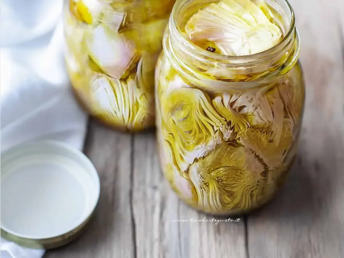 Barattoli di carciofi sott'olio, un tesoro di sapore pronto per essere gustato.