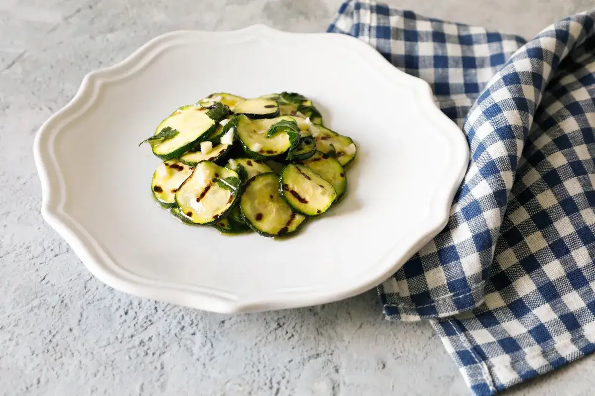 Zucchine grigliate condite con aglio e erbe aromatiche, un'idea per i tuoi 10 modi di cucinare le zucchine.