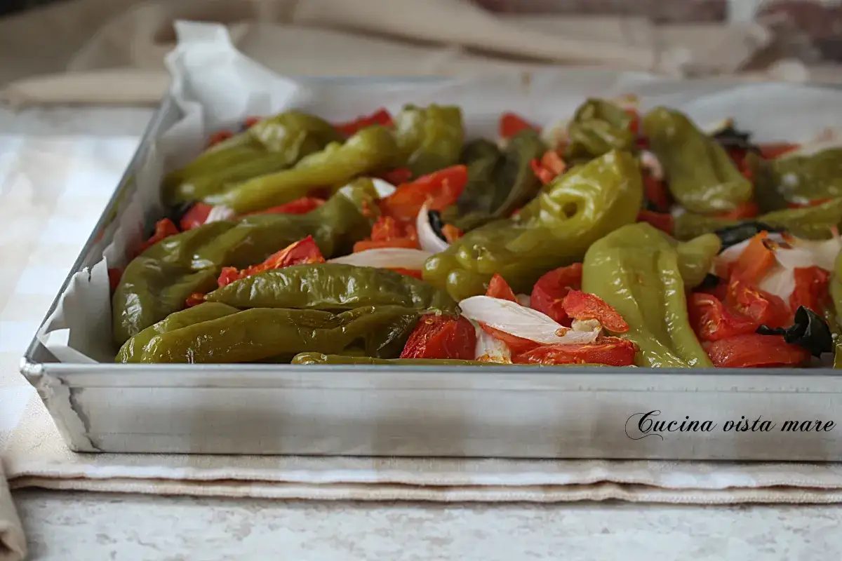 Friggitelli al forno con pomodoro e cipolla, un'idea semplice per gustose ricette.