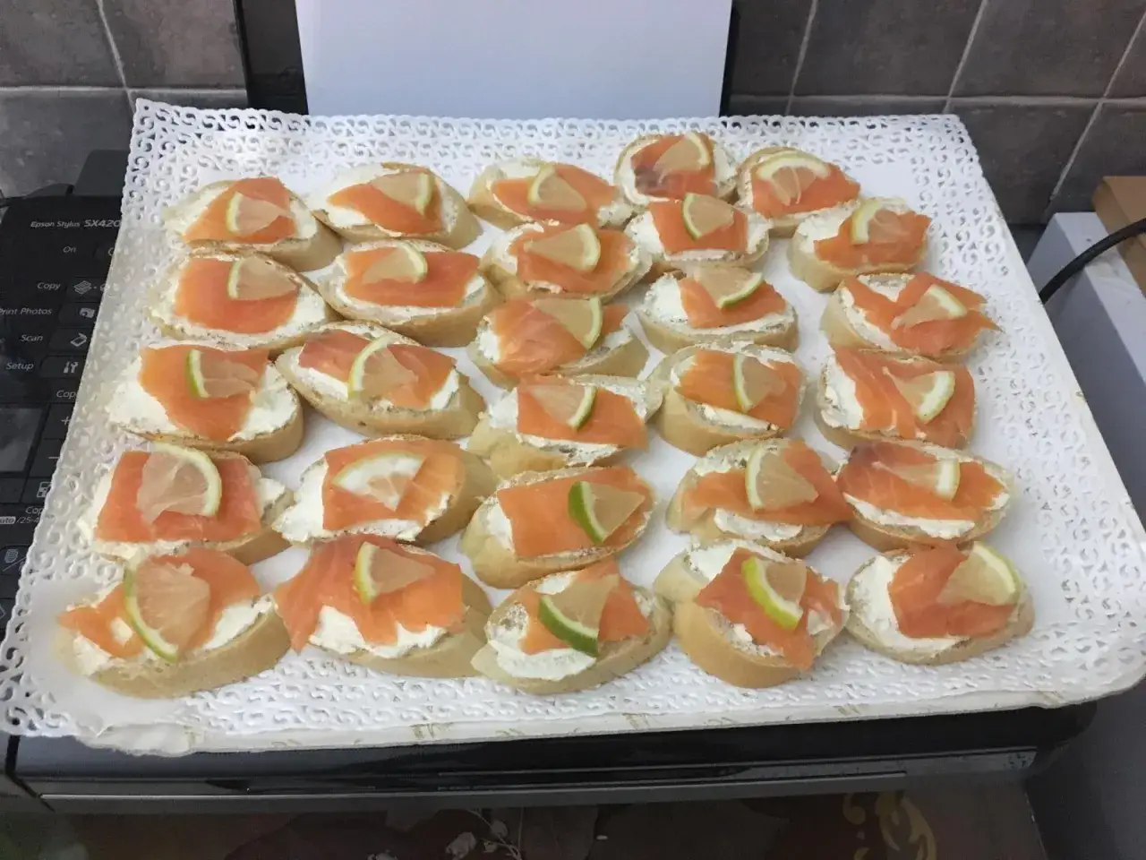 Crostoni con salmone e burro montato, guarniti con spicchi di limone.