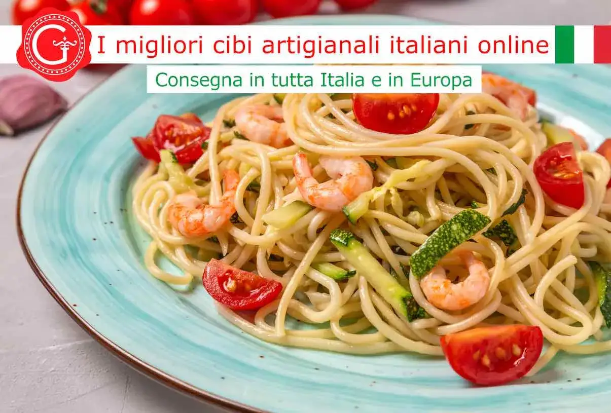 Un piatto di pasta con zucchine e gamberetti, condito con pomodorini freschi, pronto per essere gustato.