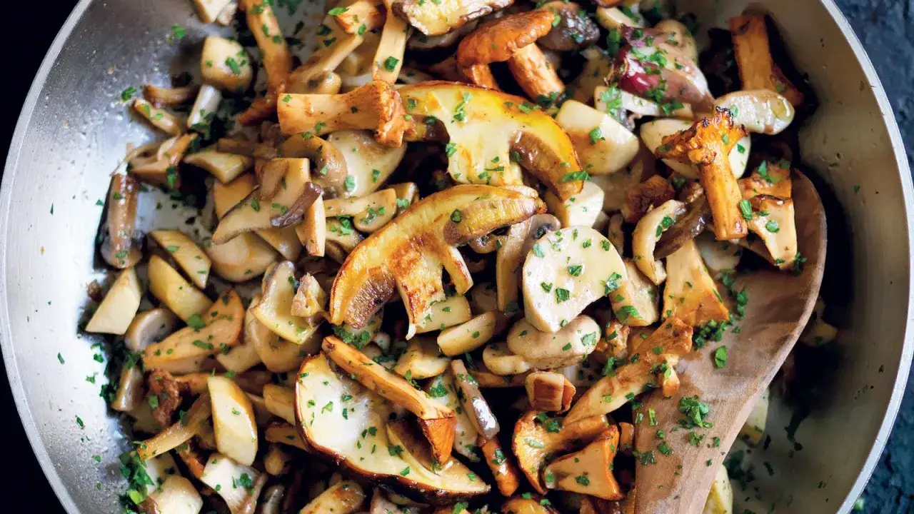 Un saporito piatto di funghi trifolati, misti e profumati, pronti per essere gustati.