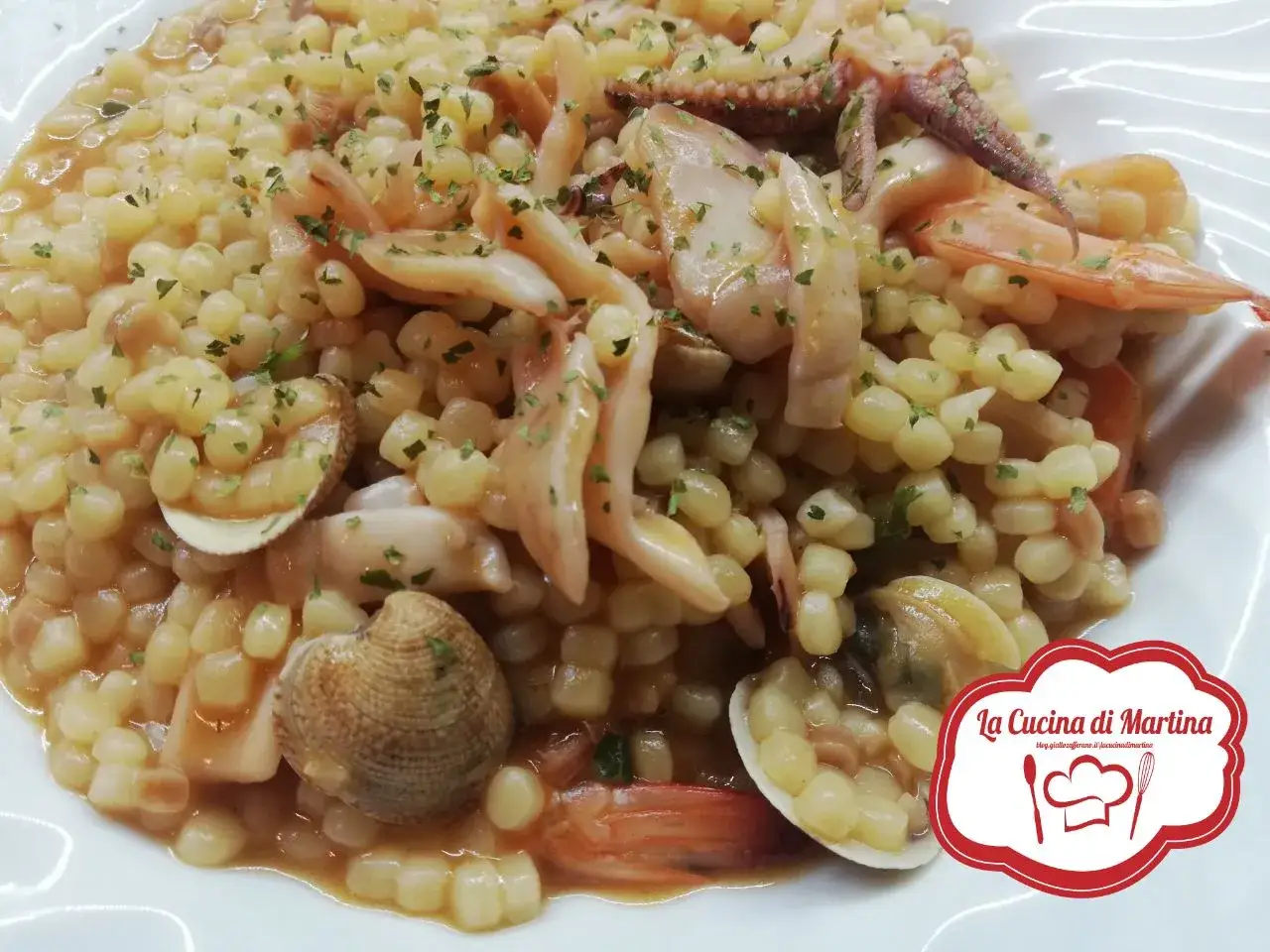 Pasta di semola con frutti di mare: cozze, gamberi e calamari in un sugo saporito, guarnita con prezzemolo tritato.