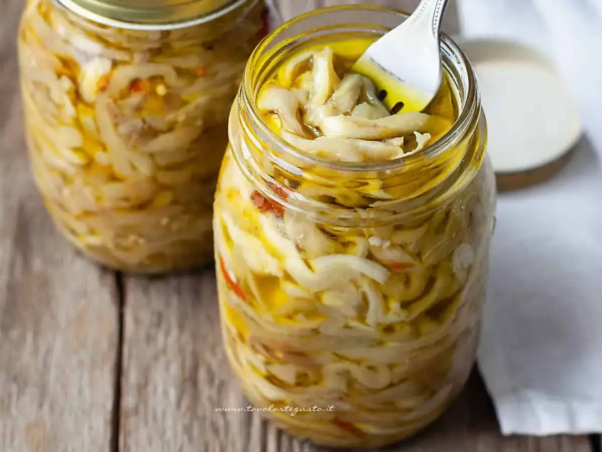 Melanzane sott'olio, un classico della ricetta tradizionale, conservate in vasi di vetro, pronte per essere gustate.
