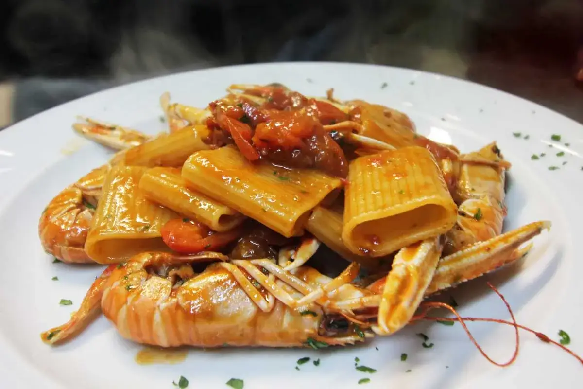 Rigatoni con scampi e pomodorini, uno dei migliori primi di pesce, fumante e invitante.
