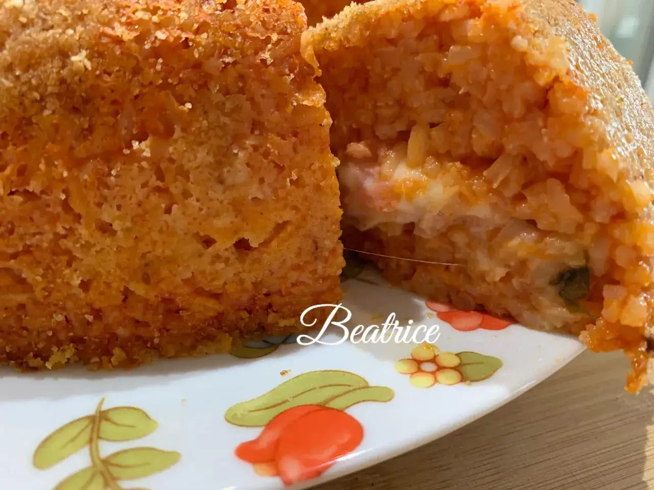 Un delizioso timballo di riso, dorato e croccante fuori, con un cuore filante di formaggio. Perfetto per un pranzo gustoso.