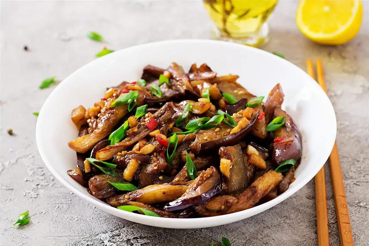 Melanzane viola ricette in padella: un piatto saporito e colorato, pronto per essere gustato.