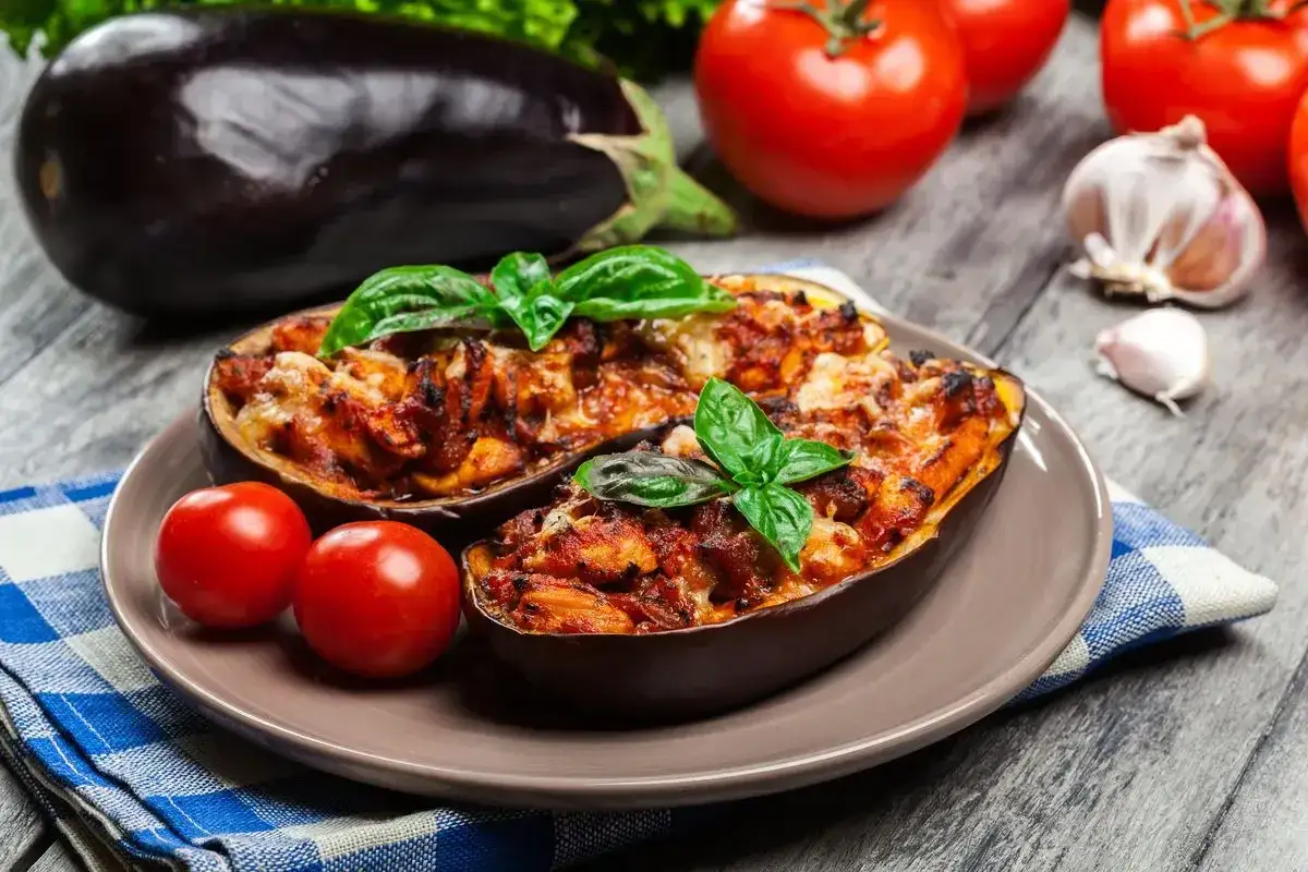 Melanzane ripiene senza carne, un piatto gustoso e colorato, con pomodori freschi e basilico.