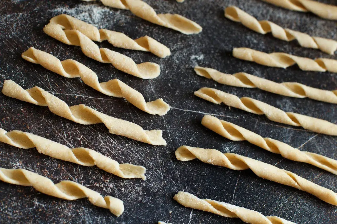 Sagne ncannulate, pasta fresca a forma di spirale, pronte per essere cucinate.
