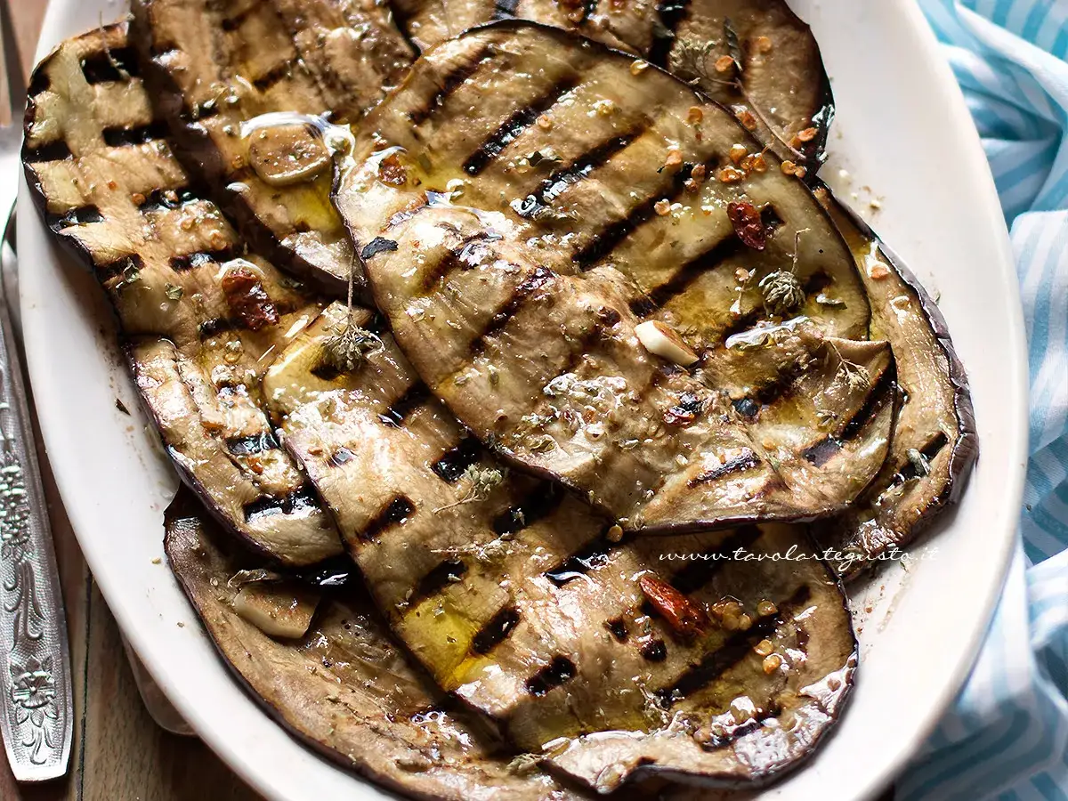Melanzane grigliate condite con olio, aglio e peperoncino. Un'idea per i tuoi 100 modi per cucinare le melanzane.