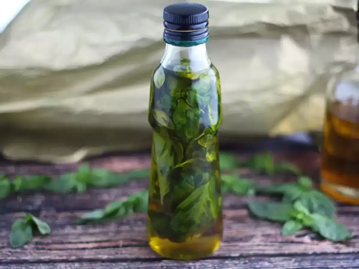 Olio al basilico fatto in casa da Benedetta, un profumo d'estate in bottiglia.