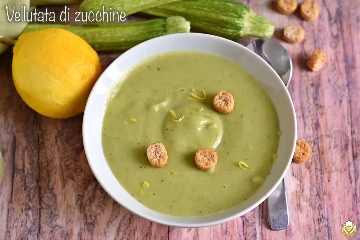 Vellutata di zucchine cremosa, guarnita con crostini e scorza di limone. Una ricetta fresca e leggera.