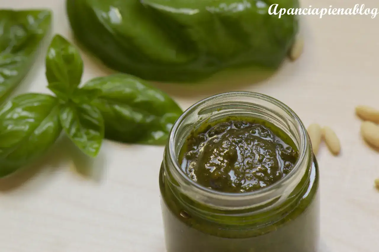 Pesto fatto in casa con il Bimby, fresco e profumato, pronto per condire la pasta.