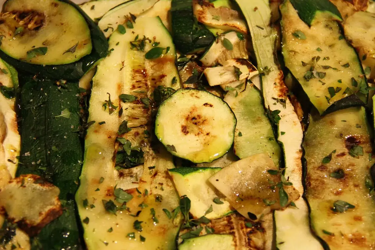 Zucchine in padella, tagliate a fette e condite con erbe aromatiche, olio e sale. Un contorno semplice e gustoso.