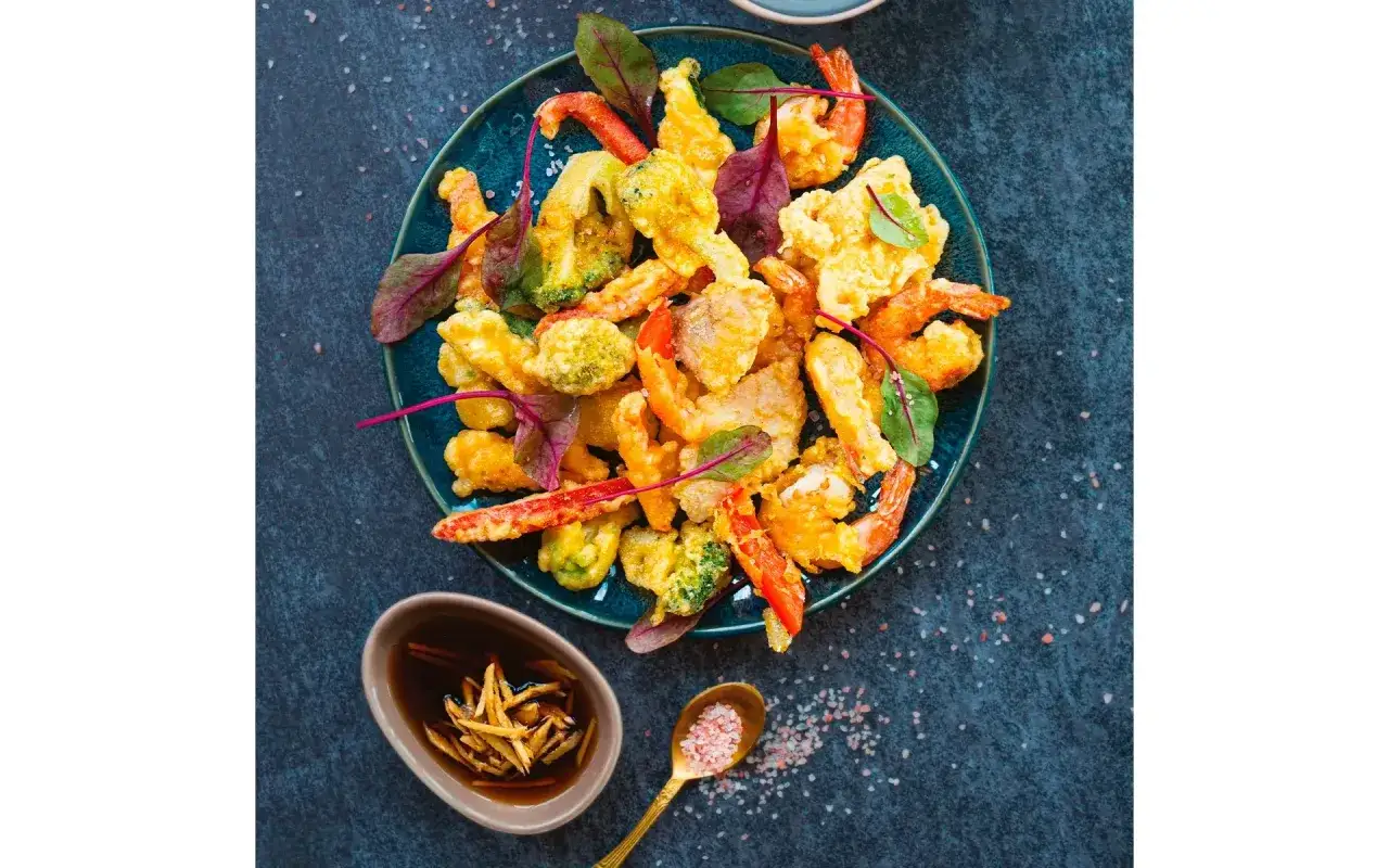 Piatto di tempura con gamberi e verdure, un esempio perfetto di come si fa la pastella croccante.