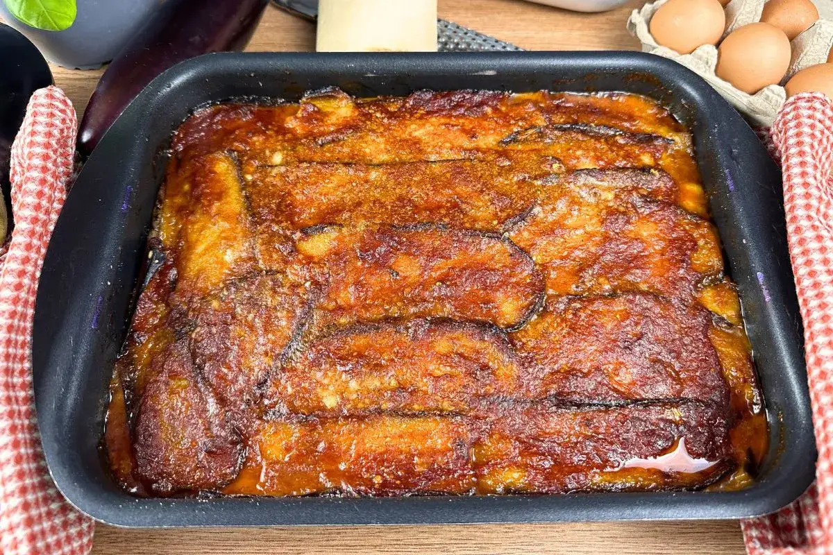 Parmigiana di melanzane ricetta originale appena sfornata, dorata e invitante, pronta per essere gustata.
