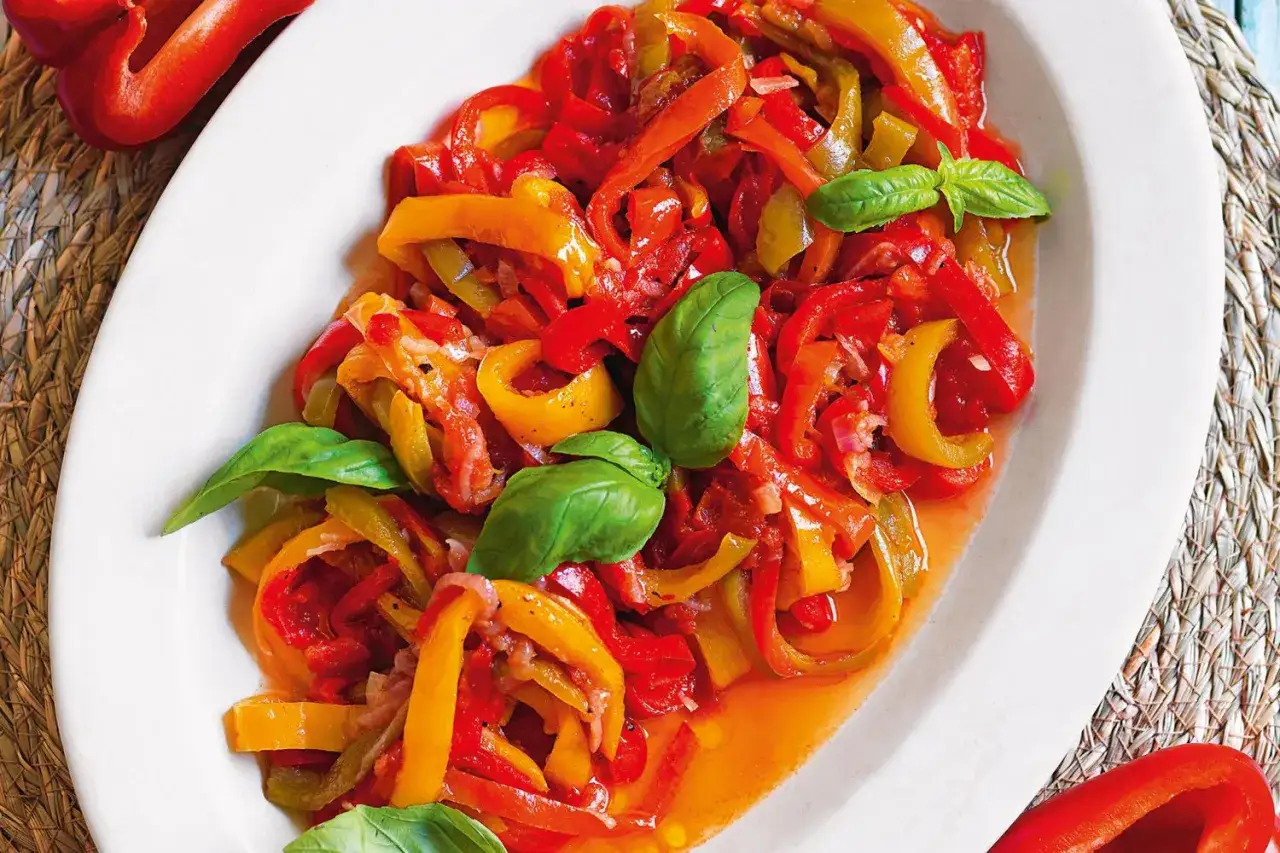 Peperonata ricetta della nonna: peperoni misti, stufati lentamente con pomodoro e basilico, un classico intramontabile.