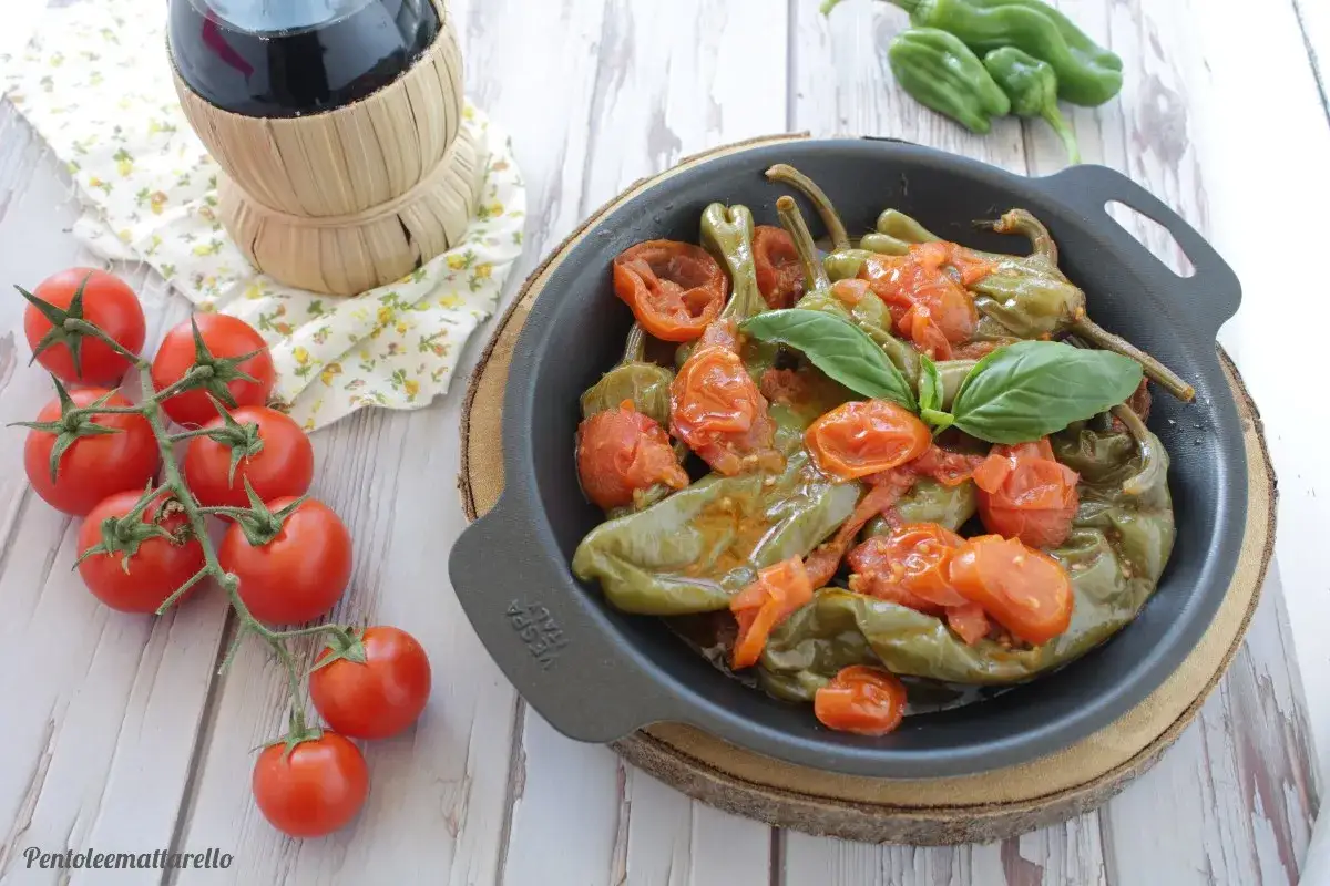 Friggitelli in padella alla napoletana, un piatto semplice e gustoso con pomodorini e basilico fresco.