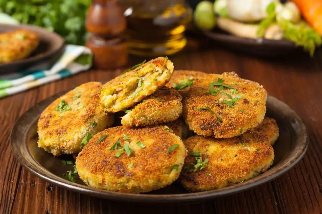 Un piatto di polpette vegetariane dorate e croccanti, guarnite con prezzemolo fresco. Perfette per un pasto leggero e gustoso.