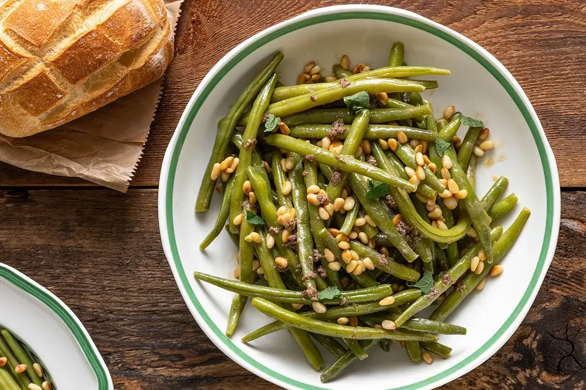 Fagiolini saltati con pinoli e carne macinata, un'idea sfiziosa per le tue ricette.